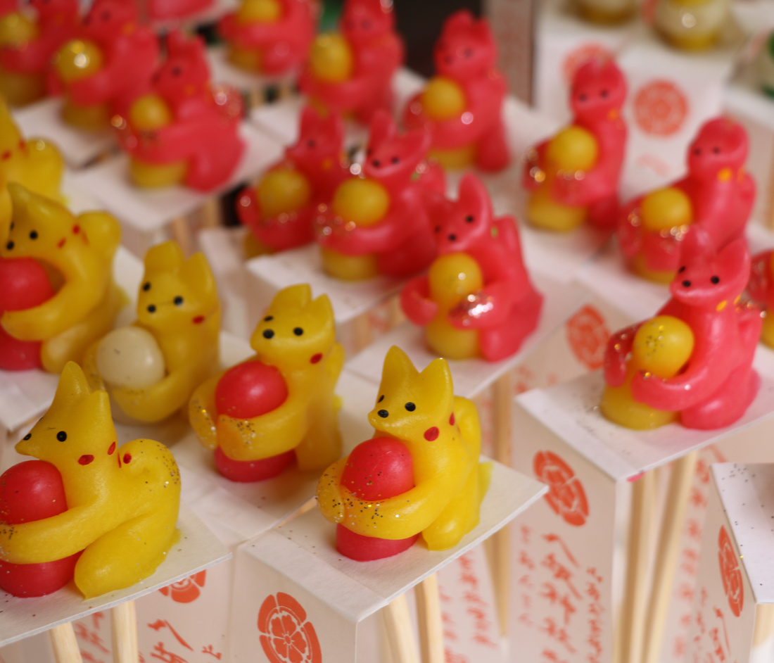 楼門から見る拝殿