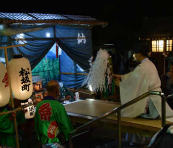 楼門から見る拝殿