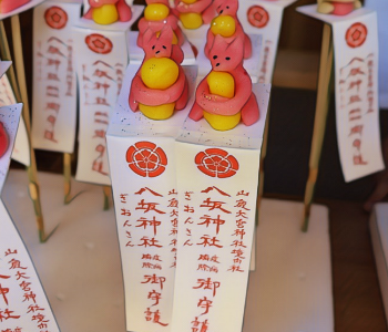 楼門から見る拝殿