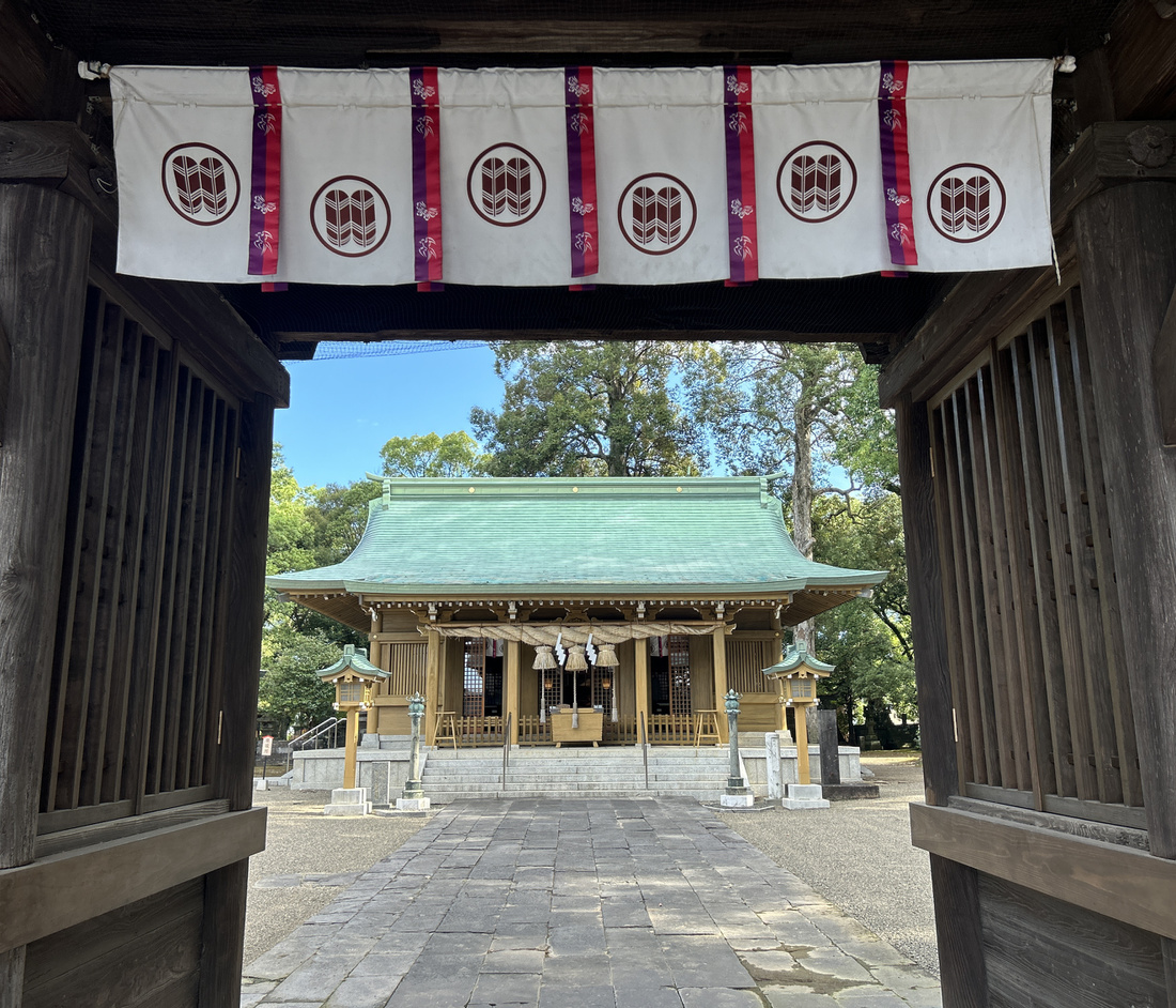 楼門から見る拝殿