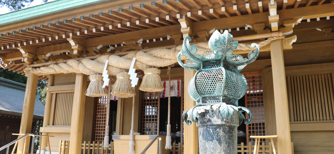 斜めから見る拝殿